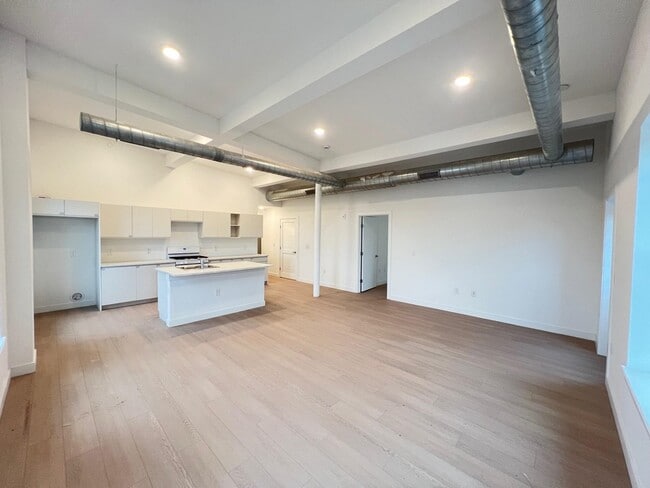 Building Photo - 141 Christopher Columbus Dr