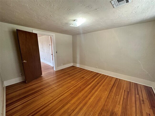Building Photo - 731 Deans Row Ave