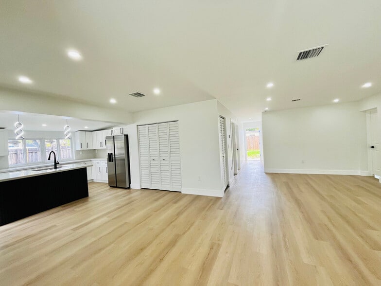 Building Photo - 1612 E River Dr