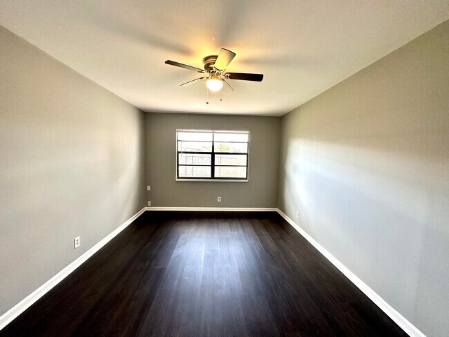 Building Photo - 947 Country Wood Ct