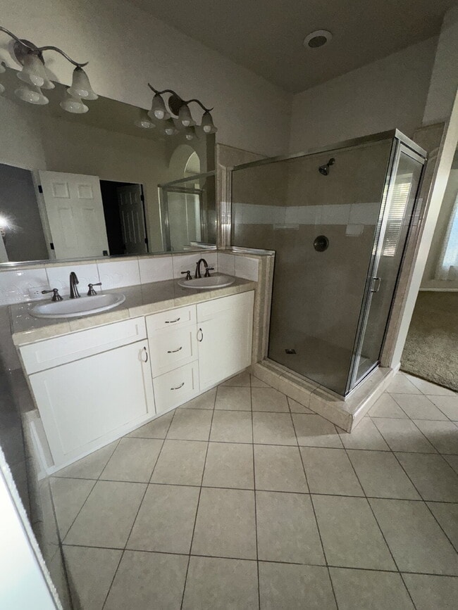 Building Photo - FIRST MONTH FREE RENT Luxurious 4-Bed, 4-B...