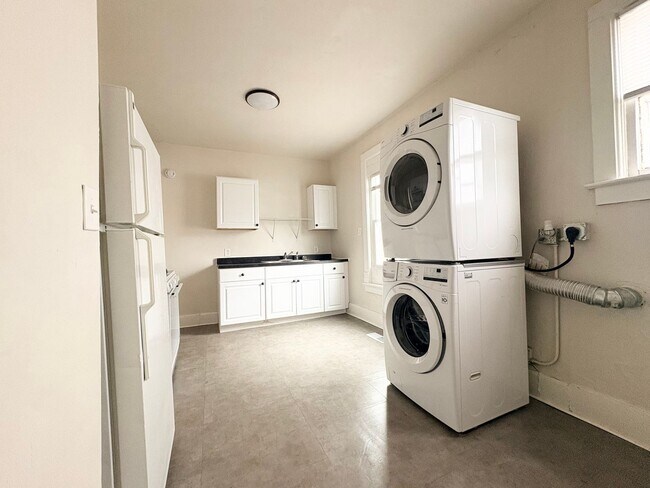 Building Photo - 527 5th St