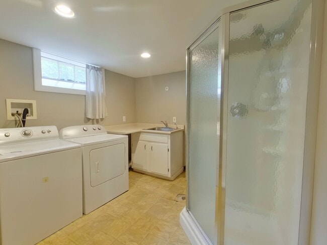 Building Photo - 242 S Bleckley Dr