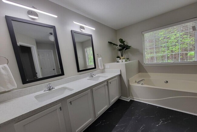 Building Photo - 3110 Crest Ridge Cir SW