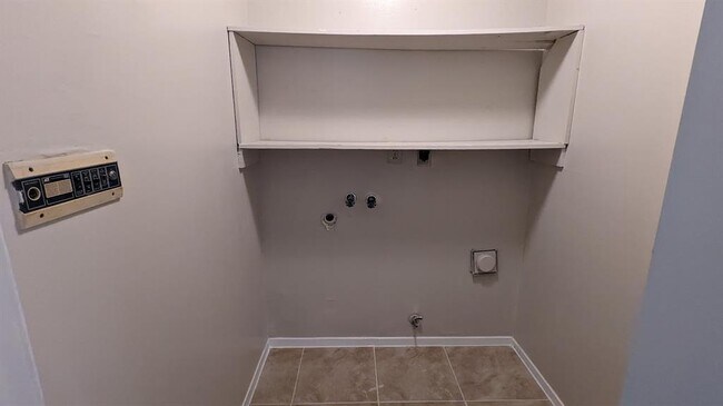 Building Photo - 6815 Moss Oaks Dr