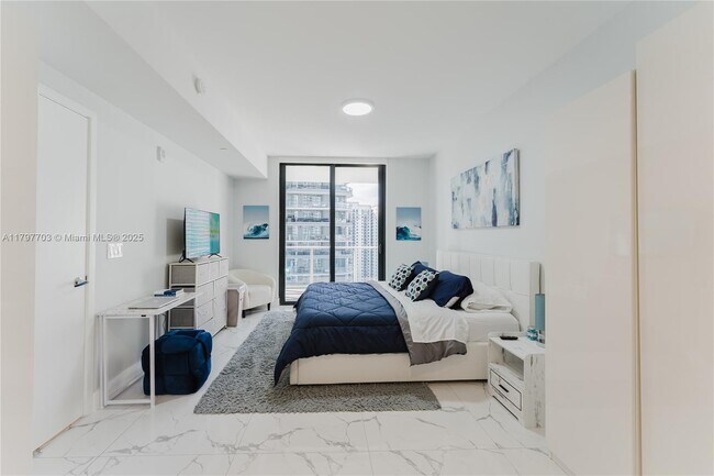 Building Photo - 1010 Brickell Ave