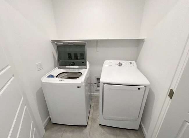 Building Photo - 3447 Grecian Queen Ave