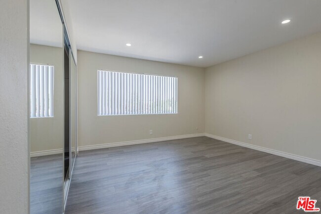 Building Photo - 11701 Oxnard St