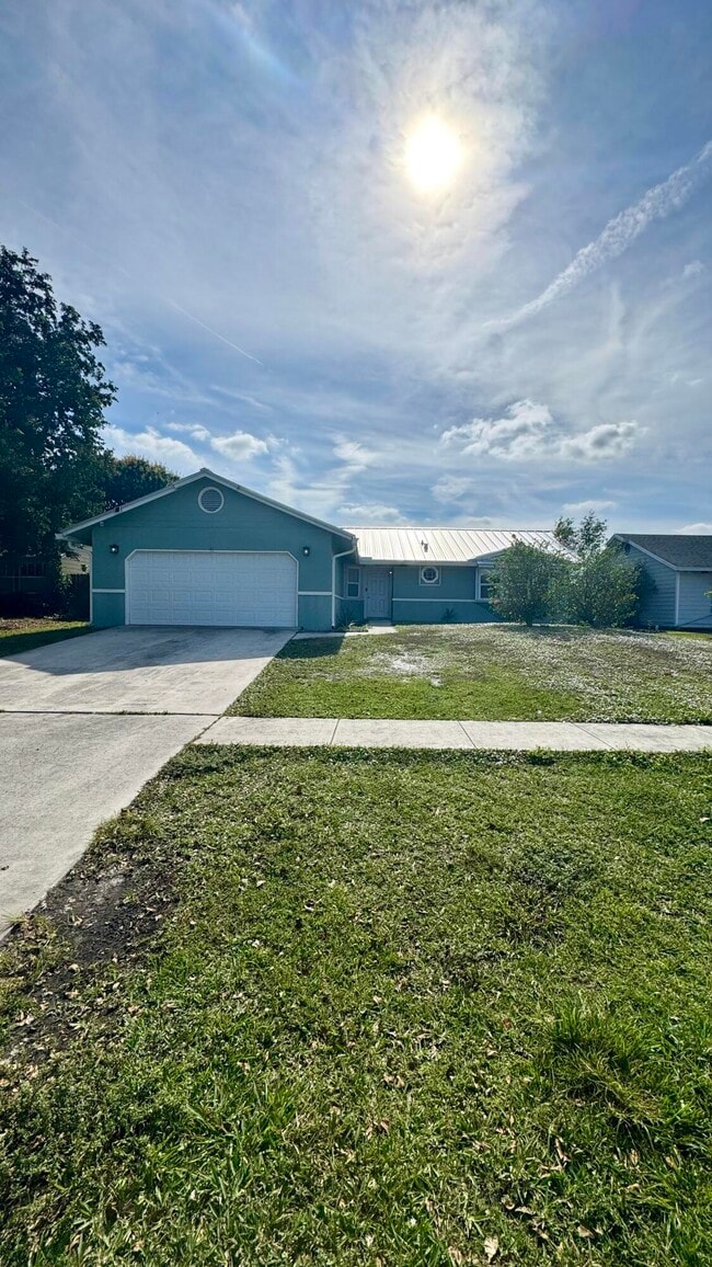 Building Photo - 5149 El Claro Cir