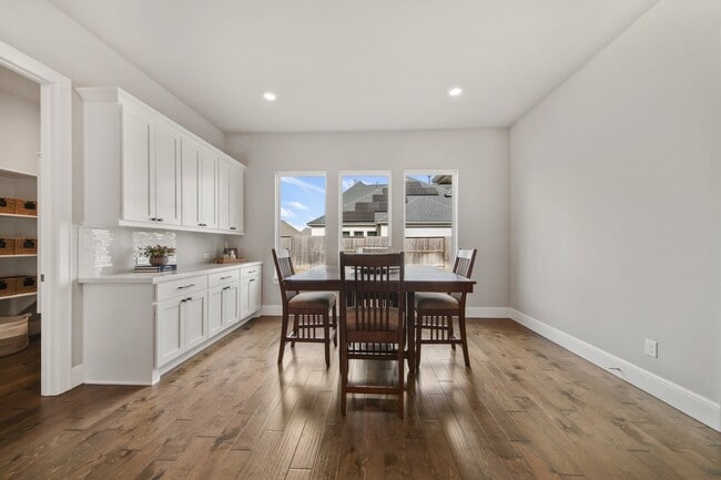 Building Photo - 9527 Sanger Wy