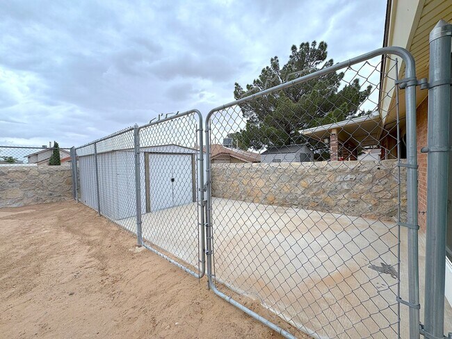 Building Photo - Northeast El Paso 2 bed Refrig A/C Duplex