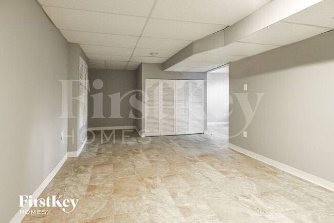 Building Photo - 9648 Roe Ave