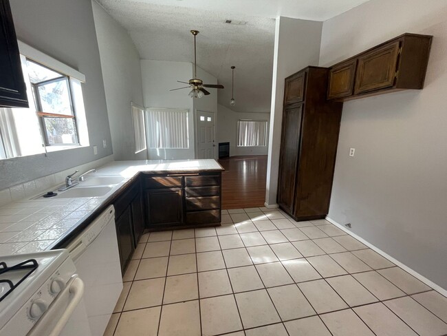 Building Photo - Charming Home in Hesperia- HOA Community- 3 Bedrooms, 2 Bathrooms, Community Park