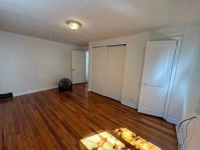 Building Photo - Welcome to 161 Riverview!