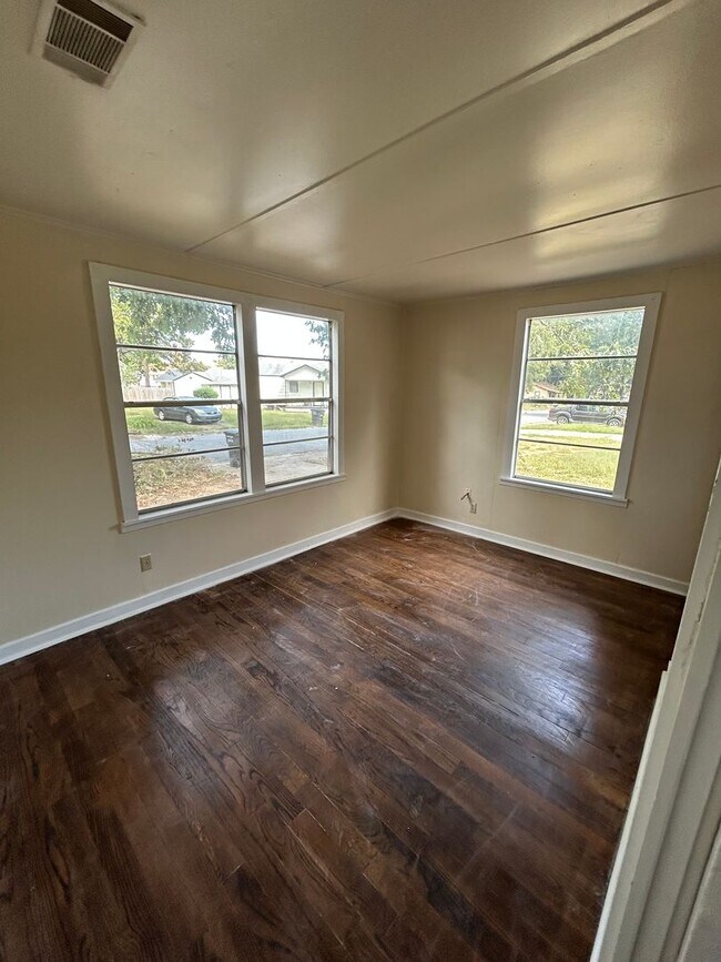 Building Photo - 3 Bedroom home central air and heat