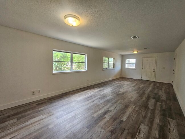 Building Photo - 1040 Hickory Ln