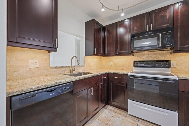 Building Photo - 2840 SW 22nd Ave