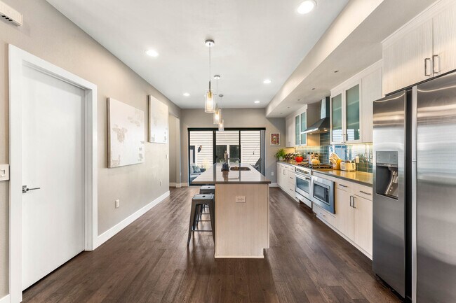 Building Photo - 1544 Utica St