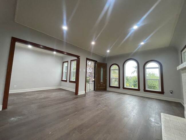 Building Photo - Stunning 5 bedroom 3 bath