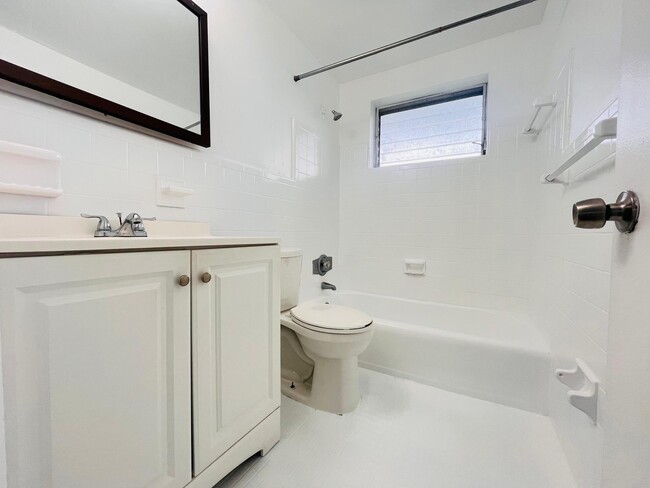 Building Photo - 1241 W River Dr