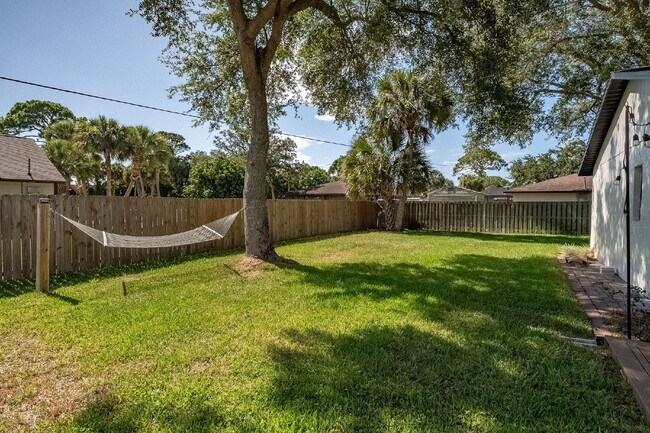 Building Photo - Beautiful pool home in Lockmar Estates