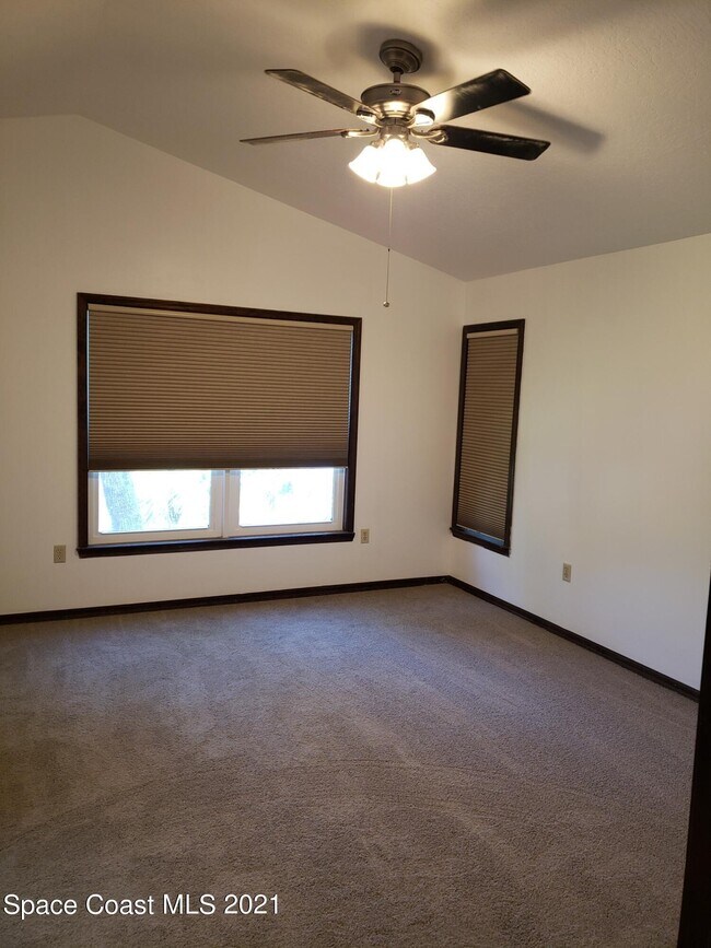 Building Photo - 2575 Palm Lake Dr