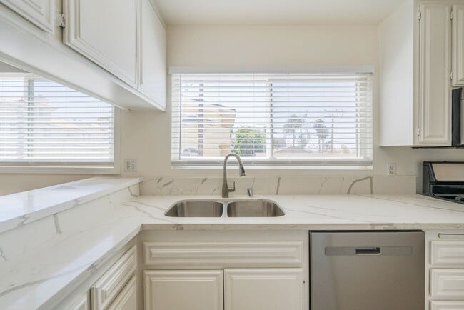 Building Photo - Beautiful remodeled 2 bed 2 bath townhome ...
