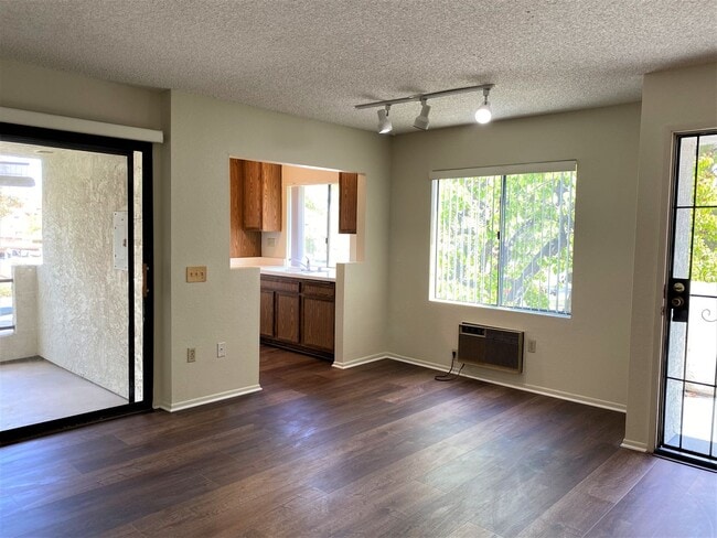 Building Photo - Mira Mesa Top Floor Dual Master Condo!