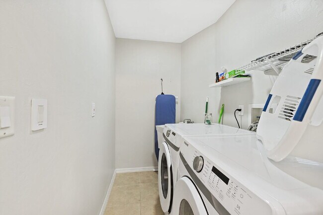 Building Photo - 924 SE 19th Ln