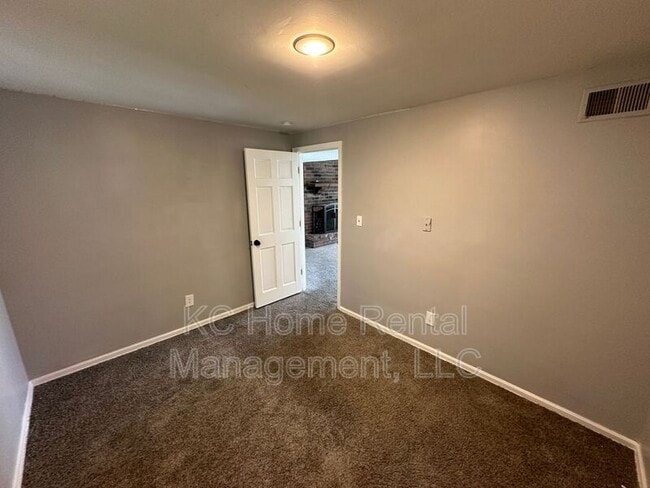Building Photo - 209 NW Highland Ln