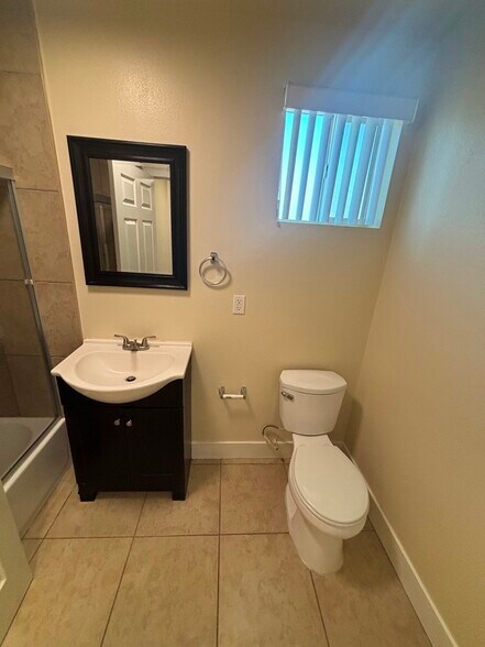 Building Photo - 148 W 79th St