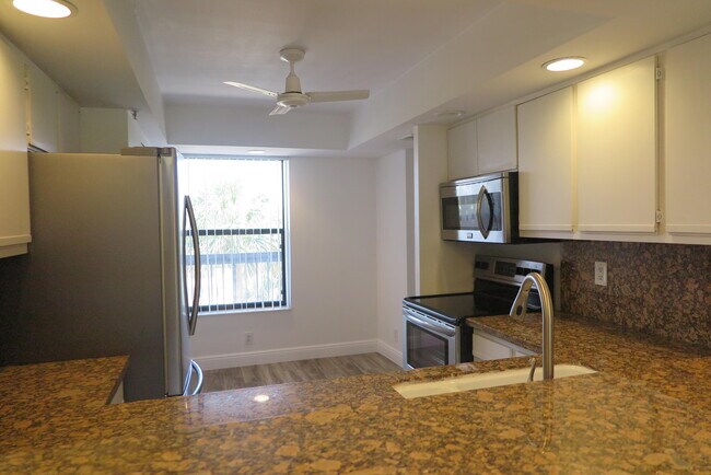 Building Photo - 6562 Boca Del Mar Dr