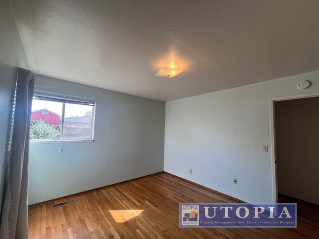 Building Photo - 2 Bed 1 Bath Single Family Home Right Next...