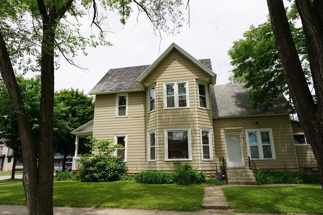 Building Photo - Large home on corner lot in great north si...