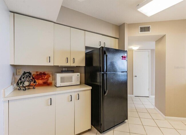 Building Photo - 6081 Bahia Del Mar Cir N