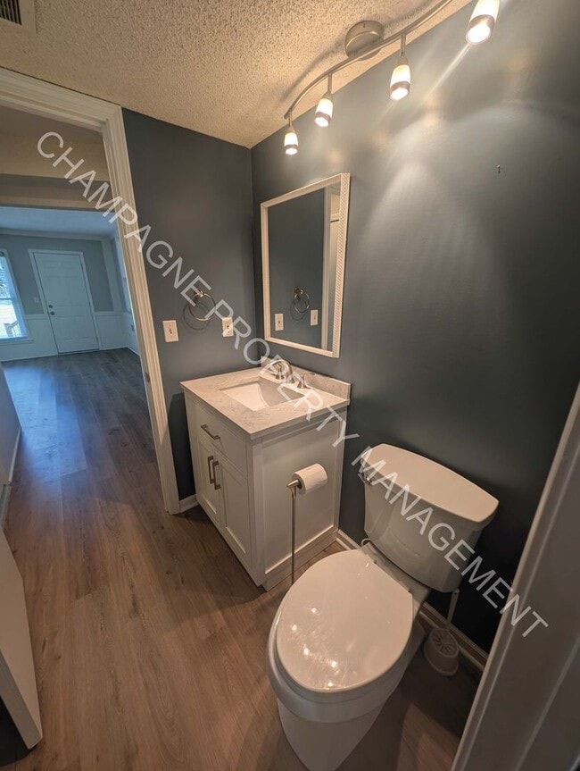 Building Photo - GORGEOUS LENEXA HOME FOR RENT - FLAT ROCK ...