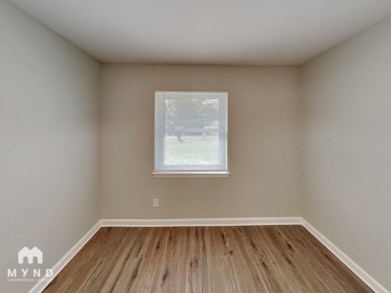 Building Photo - 14839 Greenvalley Dr