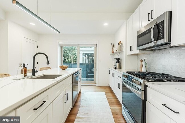 Building Photo - 2058 Poplar St