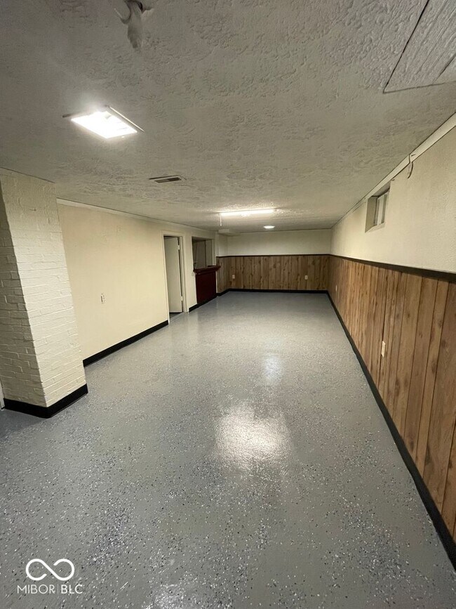 Building Photo - 4522 N Longworth Ave