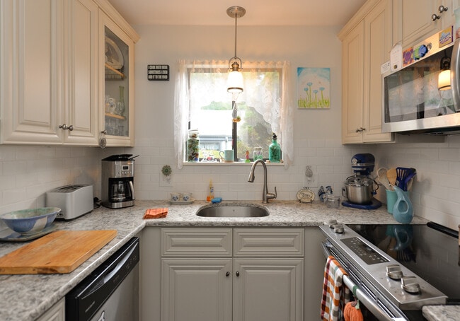 Building Photo - 911 Heritage Vlg