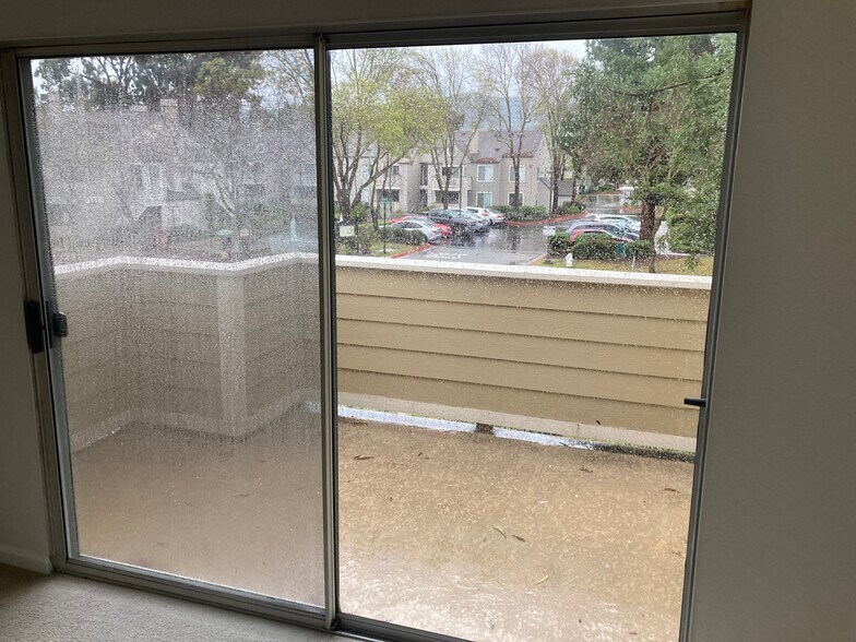 Building Photo - 100 Reflections Dr