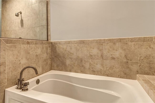 Building Photo - 905 Juniper St NE