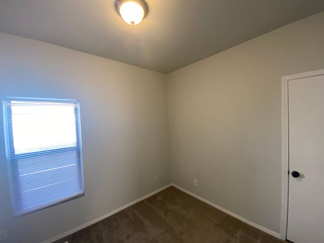 Primary Photo - Adorable yet Modern 2 Bedroom - 1 Bath Sin...