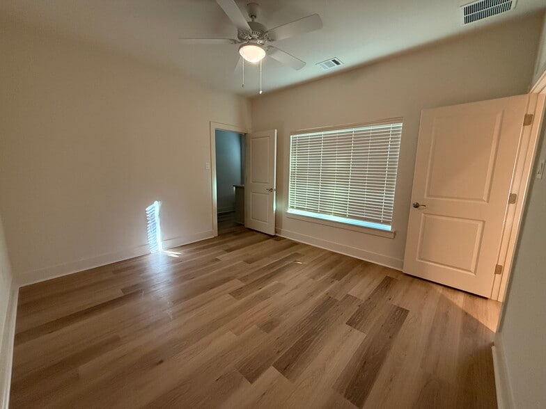 Building Photo - 104 Kirkland St