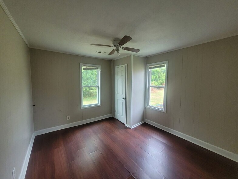 Building Photo - 121 Linn St