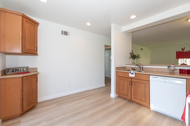 Building Photo - Clean and Ready Newport Model
