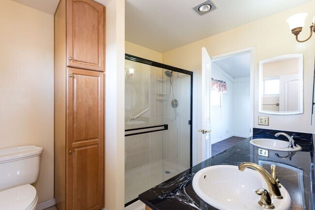 Building Photo - Large Traditional Home in La Mesa!