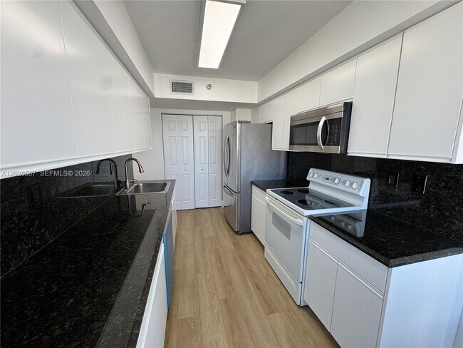 Building Photo - 3530 Mystic Pointe Dr
