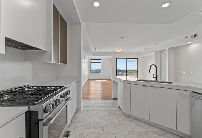 Building Photo - 717 Riverside Dr
