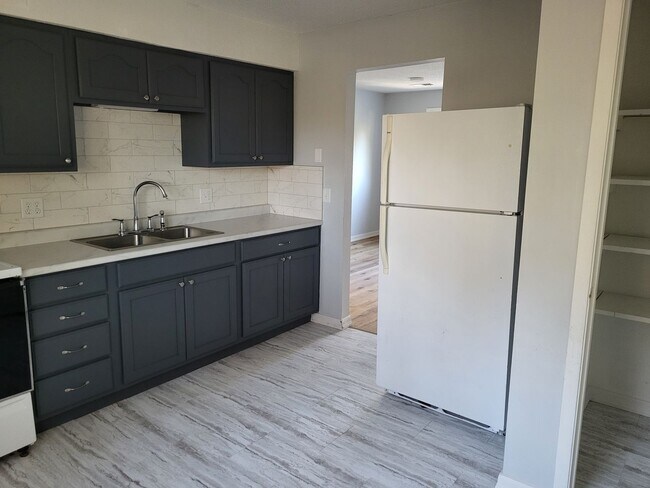 Building Photo - 2 bedroom 1 bath apartment for rent in Wamego KS